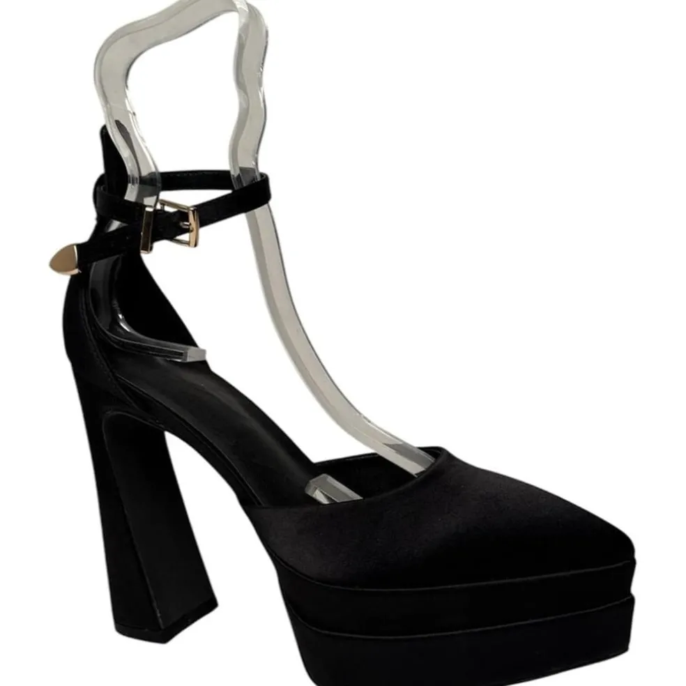 Chic Strp Pltfm Sndl in Black