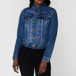 Levis Boyfriend Trucker Jacket in Blue