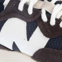 New Balance 327 Trainers in Brown