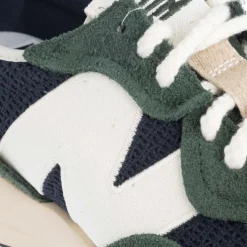 New Balance 327 Trainers in Green