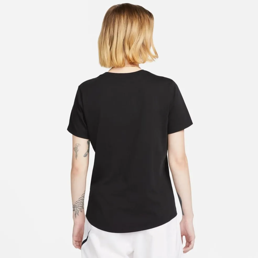 Nike Womens Sportswear Club T-Shirt in Black