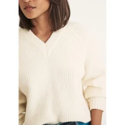 Nobodys Child V-Neck Relaxed Fit Long Sleeve Sweater in Cream