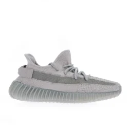 Yeezy Boost 350 V2 Trainers in Grey