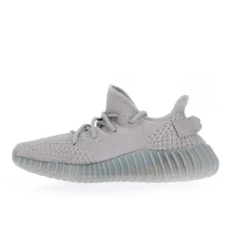 Yeezy Boost 350 V2 Trainers in Grey